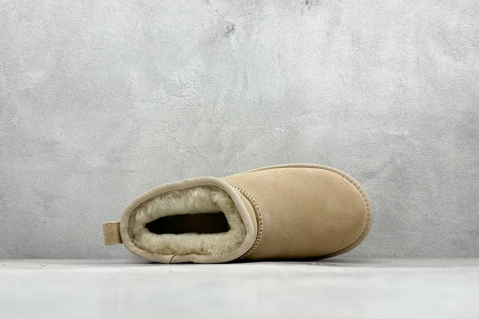 🐲💰 520 supports store placement. The top version on the market is UGG sheepskin snow boots. Mini thick-soled short-tube 5cm. Xiaohongshu’s hot model. Produced by a major foreign trade factory in Guangzhou. Genuine sheepskin from toe to insole. Independent outer box packaging. Chip. Waterproof technology. Different from any version on the market. 5cm thick sole. Independent original development of outsole. Cashmere insole. Keep warm in winter. It is a very suitable choice for home use. In the new year, uug launches a style series. Partly catered to the preferences of young consumers, it has also moved to the forefront of fashion trends. Shoe body material: water-repellent coated suede upper, 17 mm UGGPURE™ implanted wool insole, lightweight non-slip comfortable rubber outsole, brand LOGO trademark, complete package, item number: 1135092, size: 35 36 37 38 39 40